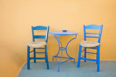Fira, santorini: iki sandalye ve terasta mavi masa