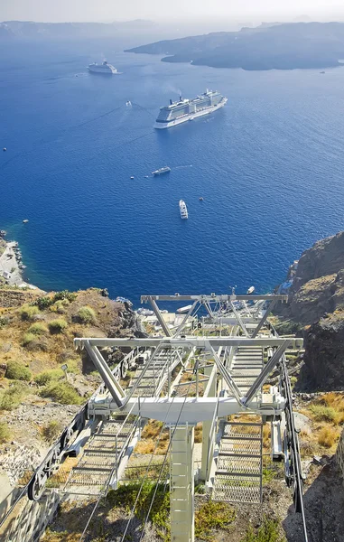 Santorini-Seilbahn verbindet den Hafen mit Fira auf der Insel Santorini, Griechenland — Stockfoto