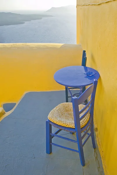 Dos sillas y mesa azul en la terraza —  Fotos de Stock