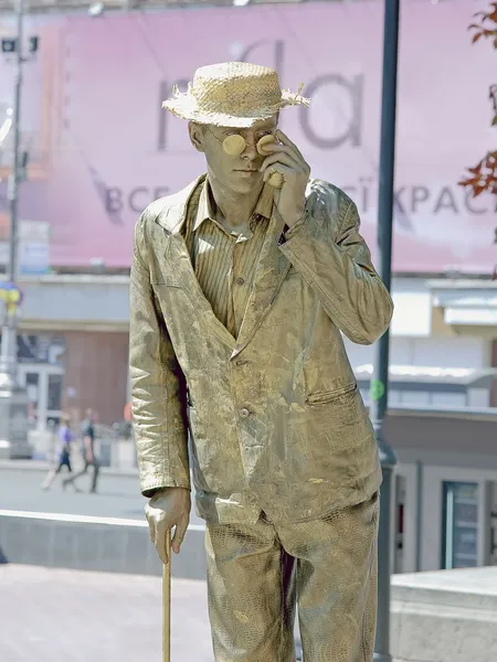 Un mime représentant une statue vivante en bronze — Photo