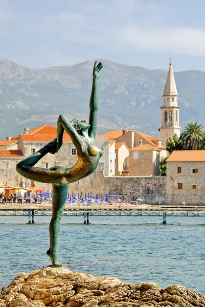 Anıt için favori denizci bekliyor balerin — Stok fotoğraf
