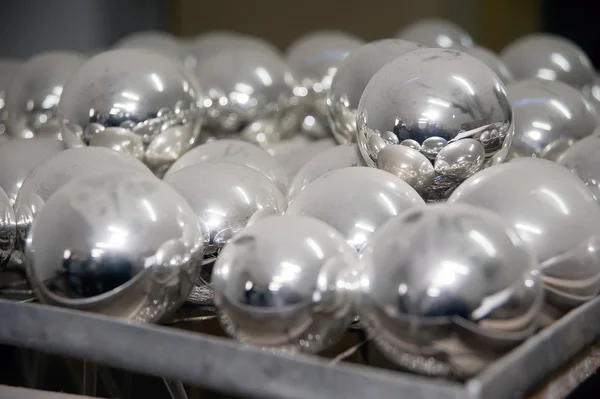 Stapel van glas verzilverd half-afgewerkte stoffige ballen — Stockfoto