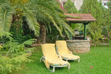 Bahçe içinde iki longue sandalye