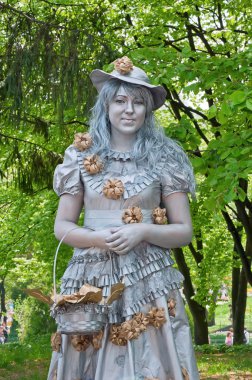 kimliği belirsiz bir busking MIME ile hasır sepet