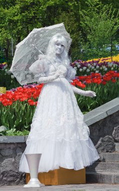 kimliği belirsiz bir busking MIME şemsiye 2 ile