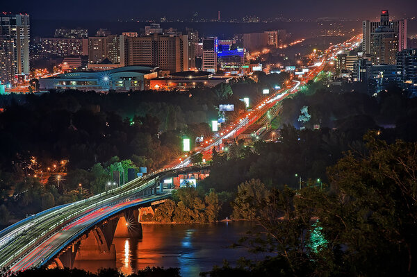 Метро мост ночью в Киеве, Украина
