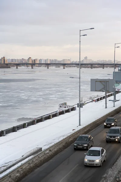 The icy Dnieper riverbed and Kiev embankment — Stock Photo, Image