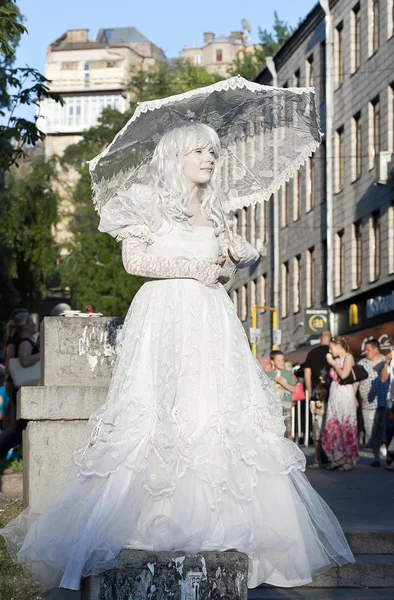 En oidentifierad busking mime med parasoll — Stockfoto