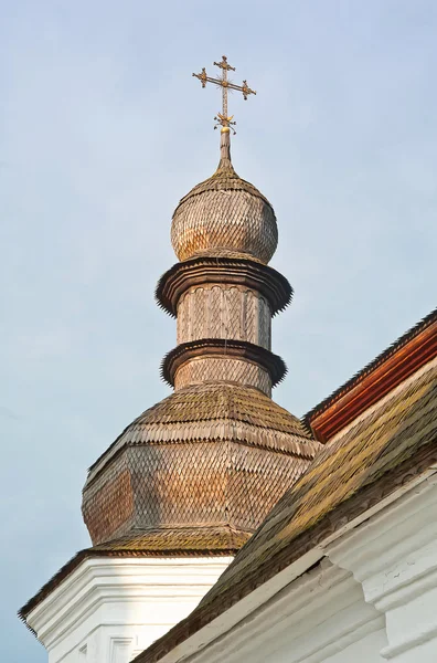 食堂教会的圣米歇尔修道院在基辅，乌克兰的木制圆顶 — 图库照片