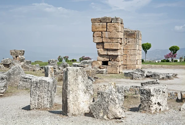 Taş kalıntıları antik hierapolis, Türkiye'de — Stok fotoğraf