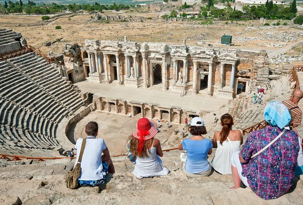 Tourists visit the ancient theater in Turkey — Stock Photo, Image