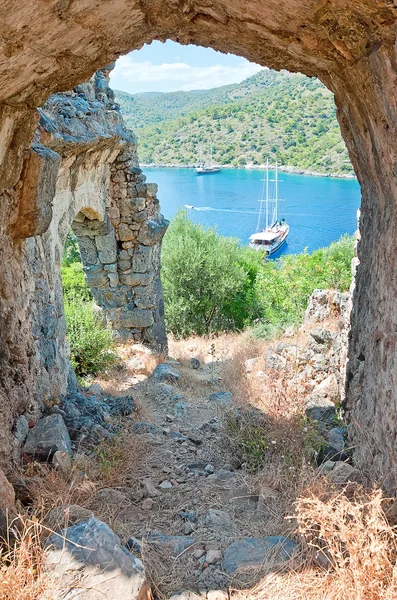 The sea view from the ruined arch of St. Nicholas church — Stock Photo, Image