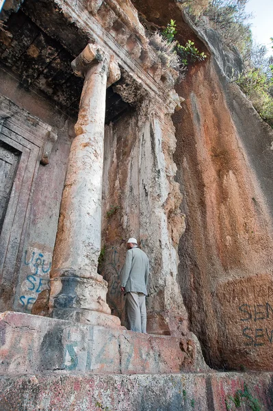 Man at the Tomb of Amyntas in Fethiye — Stock Photo, Image