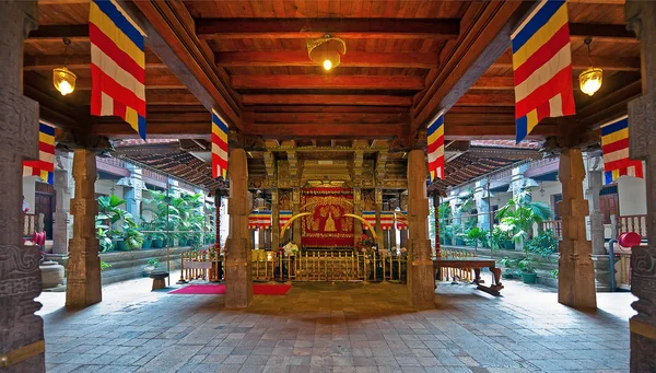 The interior of Temple of the Tooth in Kandy, Sri Lanka — Stock Photo, Image