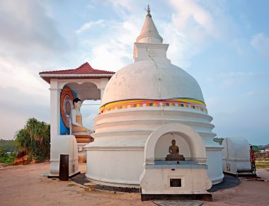 küçük beyaz stupa günbatımında sri Lanka