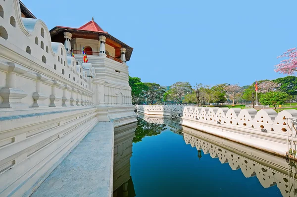 Turnul și canalul faimosului templu budist al relicvei dinților din Kandy, Sri Lanka . — Fotografie, imagine de stoc