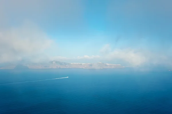 Der Nebel über der Santorini Caldera in Griechenland — Stockfoto