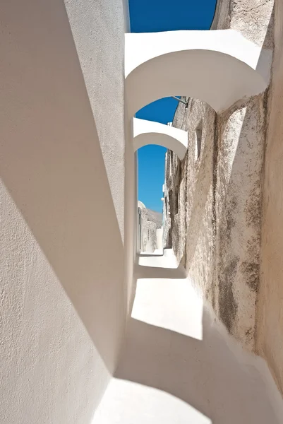 Arched narrow street in Emporio, Santorini, Greece — Stock Photo, Image