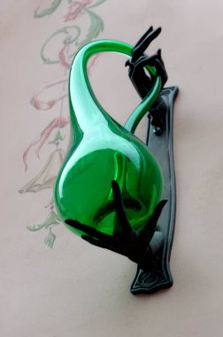 Lviv Ukrayna 'nın dışındaki bina duvarında yeşil cam bir yansıma.