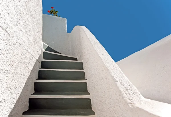 De trap met geranium op imerovigli, santorini, Griekenland — Stockfoto