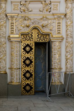 Ukrayna 'daki Kyiv Pechersk Lavra' daki eski kilise binasına giriş.