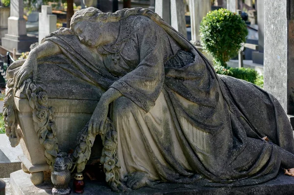 Túmulo Velho Com Mulher Luto Cemitério Lychakiv Lviv Ucrânia — Fotografia de Stock