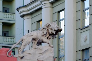 Kyiv Ukrayna 'daki eski bir binanın çitinde aslan heykeli.