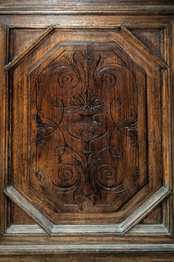 Çiçekli vazolu koyu ahşap panel