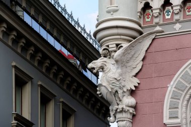 Ukrayna, Kyiv 'deki Merkez Bankası binasının köşesindeki Griffin' e yakın.