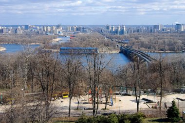 Ukrayna 'da park parkı olan Kyiv ilkbahar şehri