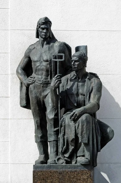乌克兰基辅乌克兰议会 Verkhovna Rada 大楼附近工人雕塑 — 图库照片