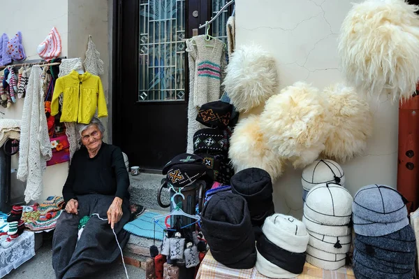 Mujer Mayor Sentada Puerta Casa Tejiendo Vende Recuerdos Para Los —  Fotos de Stock