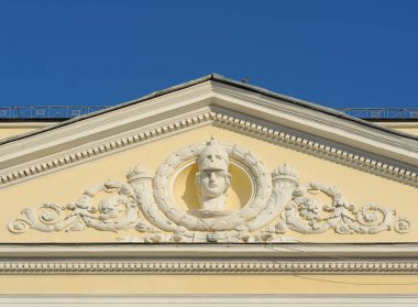 Kyiv Ukrayna 'daki Pallas Athena' nın maskarasıyla eski bina cephesinin bir parçası.