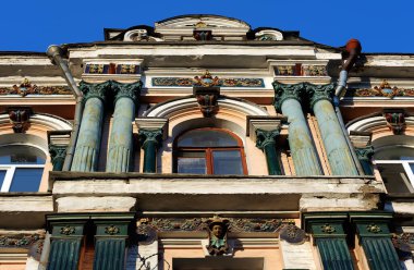 Kyiv Ukrayna 'daki eski bina cephesinin jöleli majolika dekorasyonları