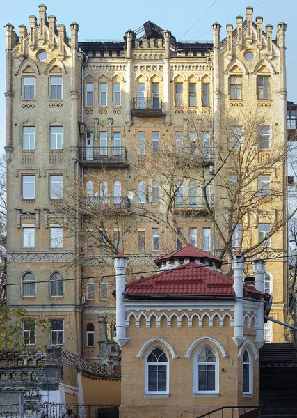 Невеликий Будинок Перед Великим Старим Будинком Києві — стокове фото