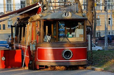 Kyiv Ukrayna 'daki şehir parkında klasik tramvay kafesi.