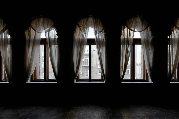 Chambre Sombre Avec Rideau Avant Les Vieilles Fenêtres — Photo