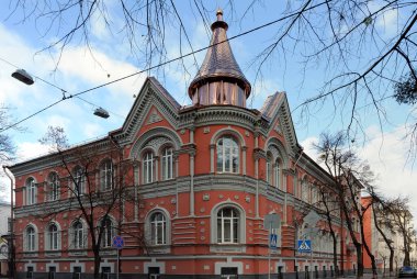 Kyiv Ukrayna 'daki eski kırmızı bina cephesini süsleyin