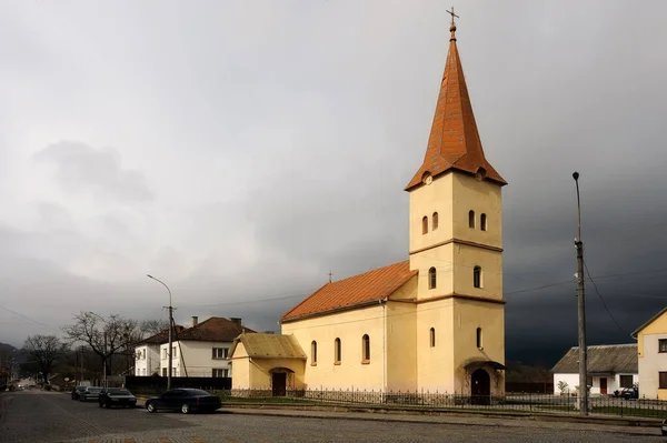 Stadtbild Von Svaljava Mit Polnischer Mariä Entschlafens Kirche Der Ukraine — Stockfoto