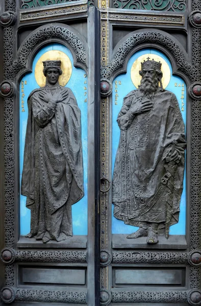 乌克兰基辅圣沃洛德梅尔大教堂门上的浮雕 — 图库照片