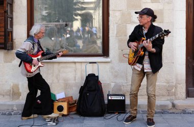 Lviv Ukrayna 'da sokak müzisyenleri gitar çalıyor