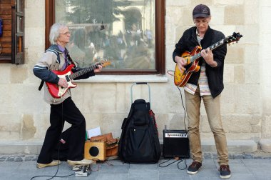 Lviv Ukrayna 'da sokak müzisyenleri gitar çalıyor
