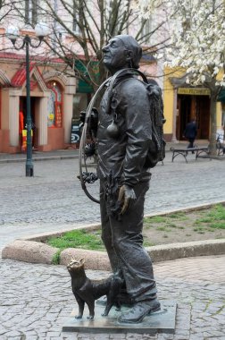 Ukrayna, Mukachevo 'daki Mutlu Baca Temizleyicisi ve kedisinin anıtı