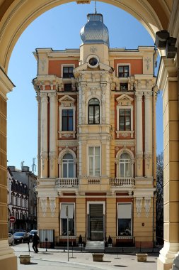 Ukrayna 'da kemerden görünen bir binayla Odesa şehri.