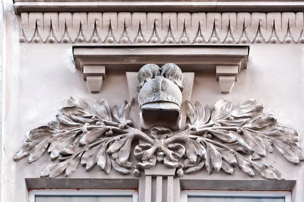 Relief Von Helm Und Olivenzweigen Alter Hausfassade Lviv Ukraine — Stockfoto