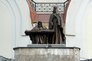 Ukrayna 'da Peresopnytsia kompleksi önünde bronz heykel