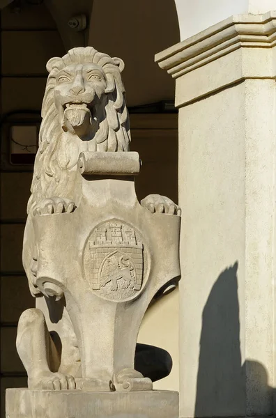Lviv Ukrayna 'da akşam saatlerinde aslan heykelinin kalkanındaki arma.