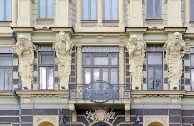 Chernivtsi Ukrayna 'daki erkek heykellerin olduğu eski bina cephesi