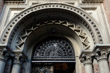 Kapının üzerinde Ukrayna Chernivtsi Üniversitesi 'nde taş kemerlerle süslü metal desenler var.