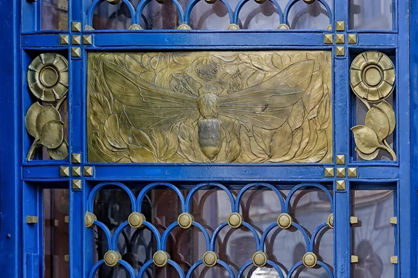乌克兰切尔尼夫齐装饰华丽的蓝色大门的金属大黄蜂和花朵 — 图库照片
